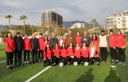 Alanya’da kamp yapan kadın futbolcuları ziyaret ettiler
