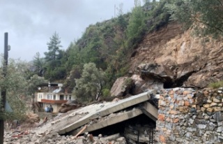 Alanya'da dağdan kopan kaya parçaları 3 katlı...