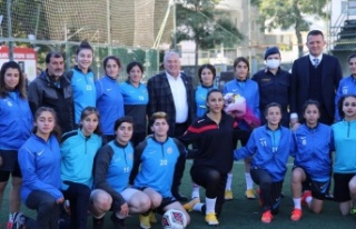 Alanya'da kadın futbolculara moral ziyareti
