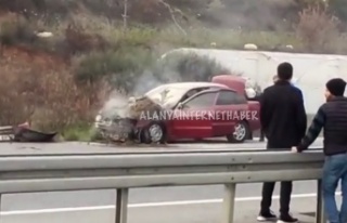 Alanya'da seyir halindeki otomobil yandı