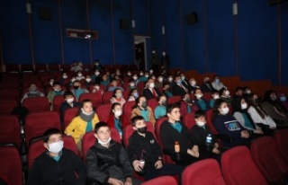Kaymakam Ürkmezer, öğrencilerle sinema filmi izledi