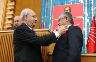 Kılıçdaroğlu rozeti taktı, Kemer Belediye Başkanı...