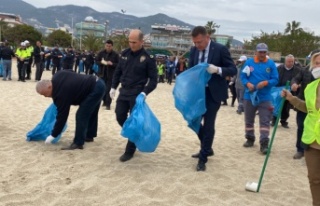 Alanya sahilinde polis ve öğrenciler temizlik yaptı