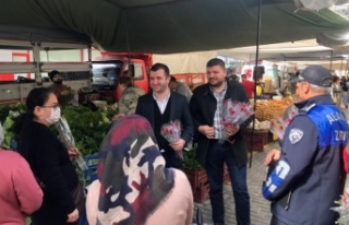 AK Partili gençlerden pazarda çiçekli kutlama