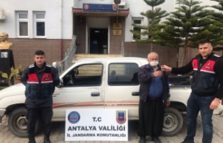 Alanya'da marketin önünde bıraktığı aracı...