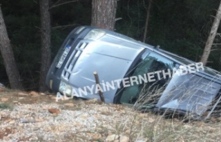 Alanya’da kamyonet 5 metre yükseklikten şarampole...