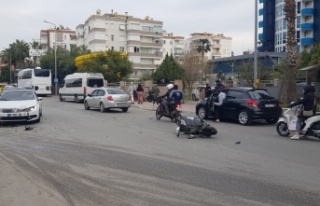 Alanya’da otomobil ile motosiklet çarpıştı:...