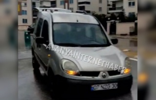 Alanya’da seyir halindeki araç çukura düştü