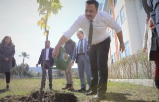 ALKÜ’de meyve fidanları toprakla buluştu