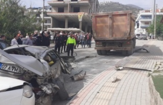 Alanya'da freni boşalan hafriyat kamyonu 8 aracı...