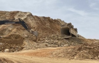 Alanya’da tünel inşaatında kamyon devrildi