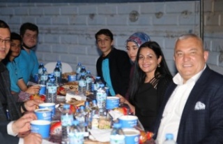 Başkan Mehmet Şahin orucunu öğrencilerle açtı