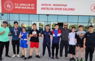 Alanya Belediyespor oyuncularından gövde gösterisi