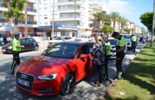 Alanya'da yayalara yol vermeyen sürücülere...