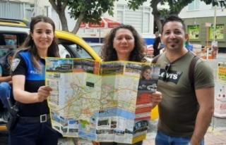 Alanya’da polis turistlere rehber oluyor