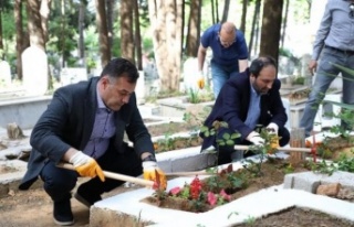 Başkan Yücel’den mezarlığa bayram ziyareti