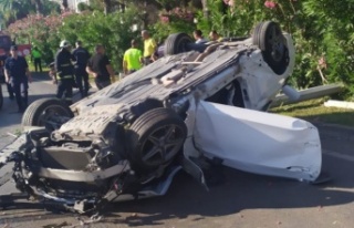 Alanya’da kaldırıma çarptan otomobil takla attı:...