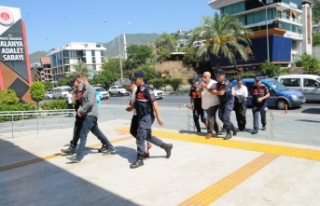 Alanya’da kendilerini MİT personeli olarak tanıtan...