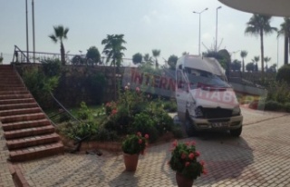 Alanya’da minibüs park halindeki araca çarpıp...