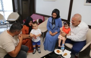Başkan Şahin Ela bebek ile yakından ilgilendi