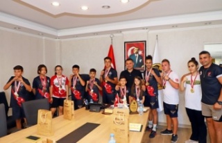 Başkan Yücel 46 madalya kazanan sporcuları ağırladı