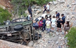 Alanya’da turistleri taşıyan safari cipi şarampole...