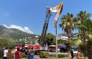 Alanya’da yamaç paraşütçüsü aydınlatma direğinde...