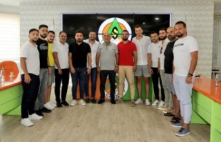 Alanyalı gençlerden Alanyaspor'a kombine desteği