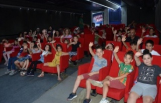 Alanya'da sinema tırı yoğun ilgi gördü