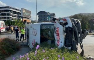 Alanya’da ambulans ile kamyonetin çarpıştığı...