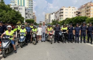 Alanya’da motosiklet sürücülerine reflektif yelek...