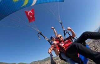 ALKÜ Türk bayrağını semada dalgalandırdı