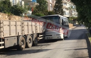 Alanya’da freni boşalan otobüs TIR’a çarptı