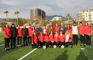 Alanya’da kamp yapan kadın futbolcuları ziyaret...