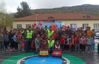 Alanya’da jandarma ekipleri Güzelbağ’da öğrencilere...