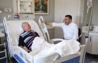 Başkan Yücel bayramda hastanede tedavi gören Ertekin'i...