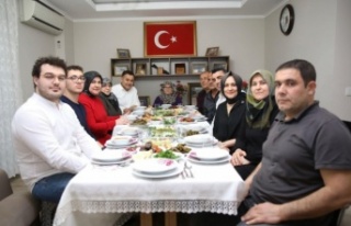 Başkan Yücel iftarda şehit Murat Güney’in ailesine...