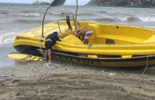 Alanya’da çapası kopan tekne kıyıya vurdu