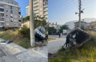 Alanya’da elektrik direğine çarpan hafif ticari...