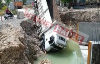 Alanya’da kamyon köprü inşaatına devrildi