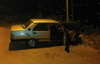 Alanya’da otomobil aydınlatma direğine çarptı:...