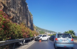 Alanya’da araç bariyerlere çarptı!