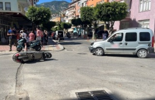 Alanya’da motosiklet ile hafif ticari araç çarpıştı:...