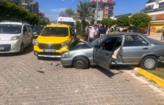 Alanya’da iki otomobil ve taksinin çarpıştığı...