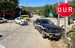 Alanya’da otomobil ile kamyonet çarpıştı: 1...