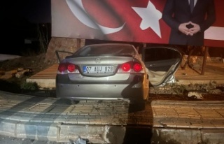 Alanya’da otomobil kaldırıma çarptı: 2 yaralı