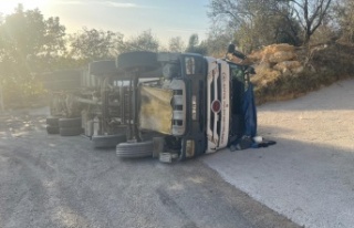 Alanya’da virajı alamayan çimento kamyonu devrildi:...