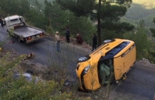 Alanya’da ticari taksi devrildi: 2 yaralı