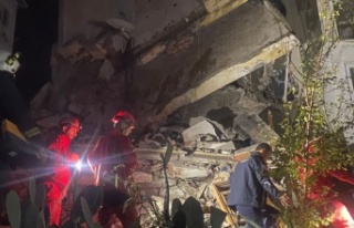 Alanya’da 3 katlı bina çöktü