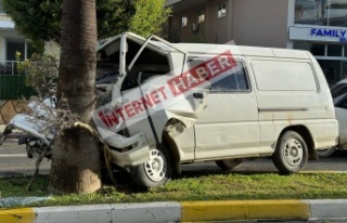 Alanya’da panelvan ile otomobil çarpıştı: 1...